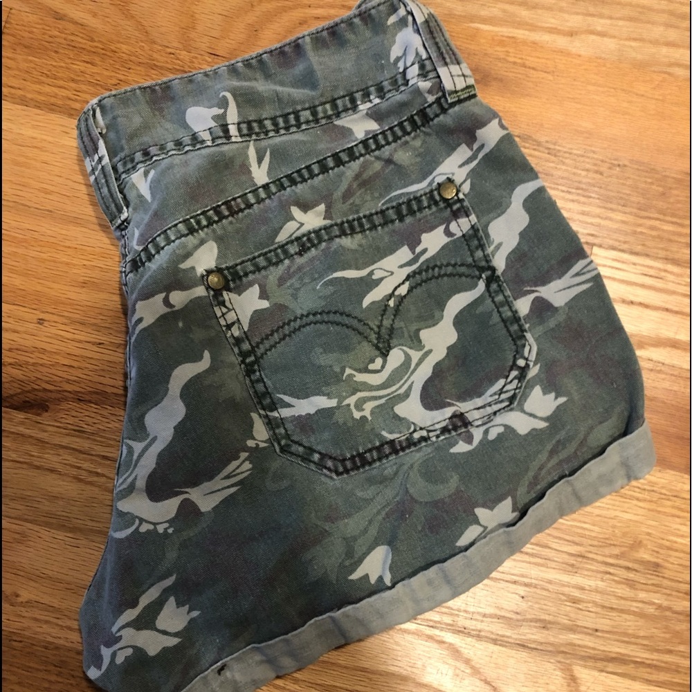 Vintage Levi Camo shorts